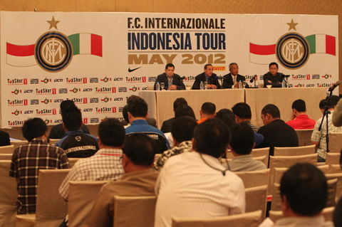 JAKARTA - Seated from the left, Tari Tanoesoedibjo, Paolillo and Djohar Arifin Husin