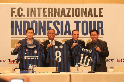 JAKARTA - The traditional exchange of jerseys at the end of the press conference 