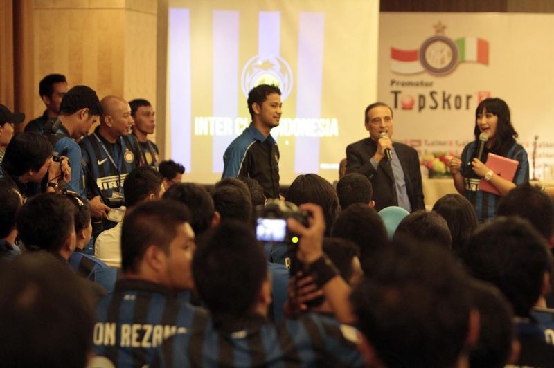 JAKARTA - Ernesto Paolillo says hello at dinner against a backdrop of chants for the Nerazzurri