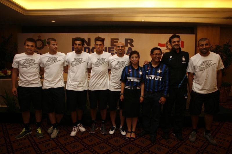 JAKARTA - Players and coach with TopSkor president Entong Nursanto