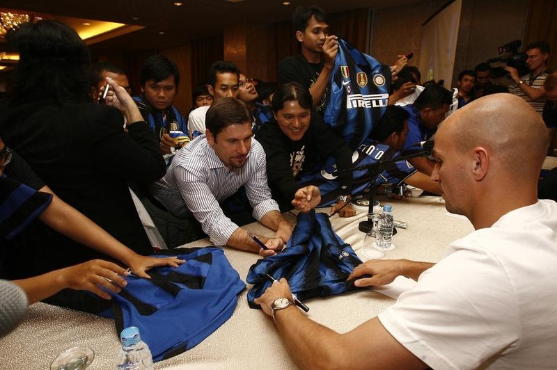 JAKARTA - Esteban Cambiasso gives up some time for photos and autographs