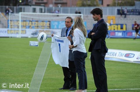 GUBBIO - Paolillo and Bernazzani show the shirt for Di Gennaro