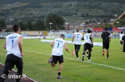 GUBBIO - The boys take to the pitch to show off the shirt dedicated to the keeper