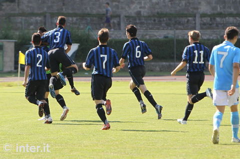 ABBADIA - Cerrone's lads celebrate with the goal scorer