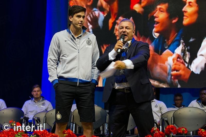 PINZOLO - Ricardo Alvarez's entrance got the fans all worked up