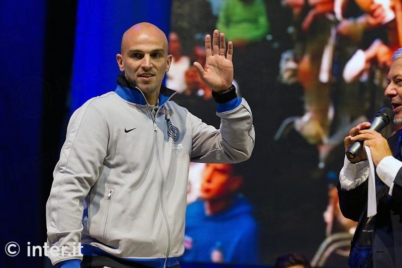 PINZOLO - Cambiasso waves to Piazza San Giacomo