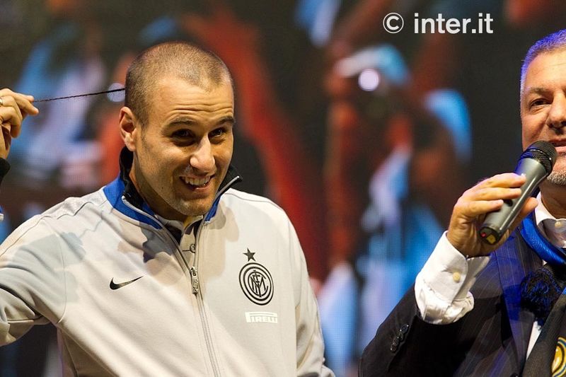 PINZOLO - Rodrigo Palacio shows the fans his 'trenza' (braid), promising to cut some of it off if Inter win the Scudetto