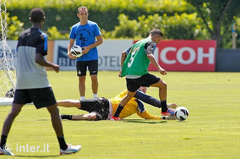 APPIANO GENTILE - Handanovic is onto the ball like lightning