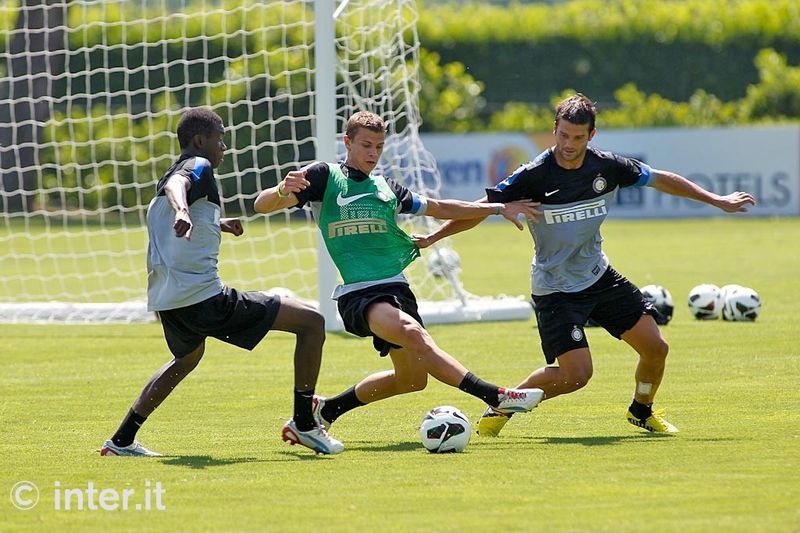 APPIANO GENTILE - Mbaye and Chivu team up on Longo