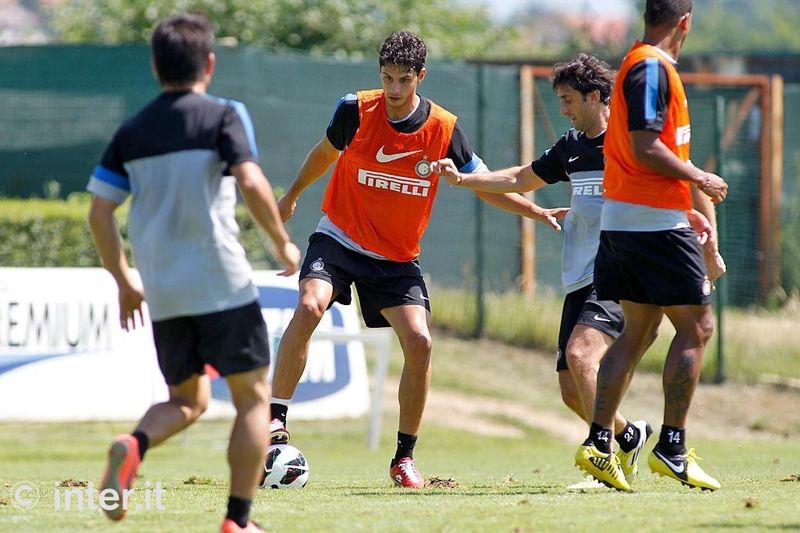 APPIANO GENTILE - Ancora Ranocchia controls the ball, Milito tries to put him off