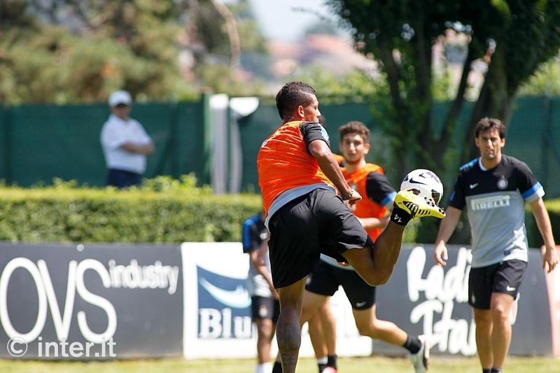 APPIANO GENTILE - Fredy Guarin's acrobatic control of the ball