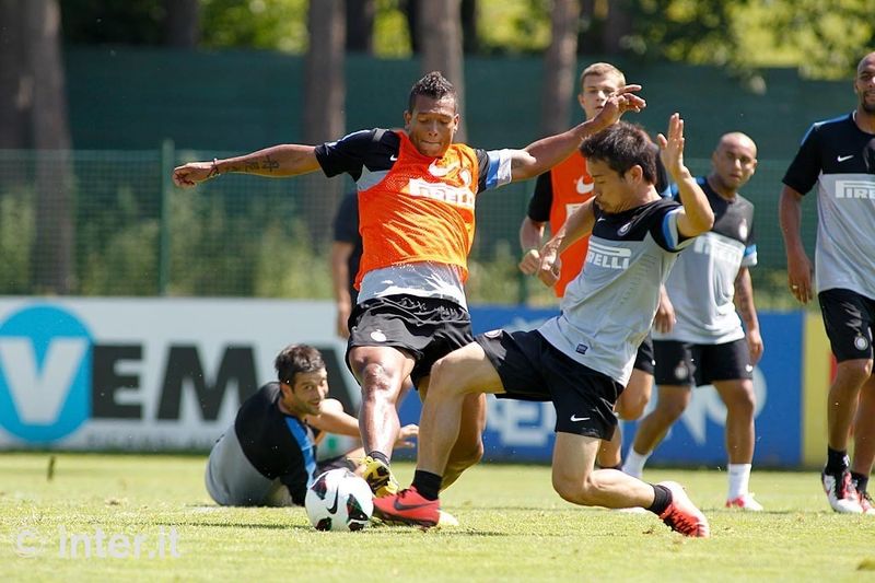 APPIANO GENTILE - Guarin and Nagatomo dive in for the challenge and Chivu awaits the outcome