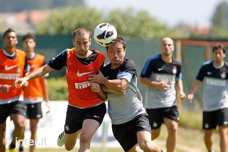 APPIANO GENTILE - Palacio and Nagatomo tussle to reach the ball first