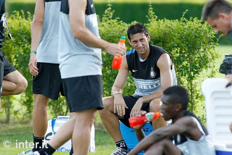 APPIANO GENTILE - Momento di pausa per Milito, ma il sorriso non gli manca