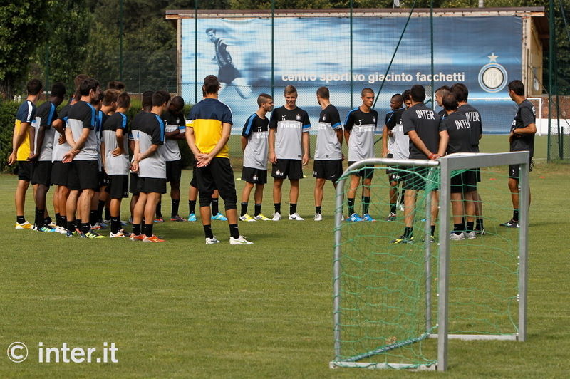 MILANO - Prima di iniziare, staff tecnico nerazzurro a colloquio con la squadra 
