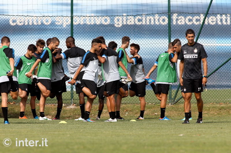 MILANO - Allungamenti in coppia sotto la guida del preparatore Roberto Niccolai