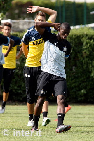 MILANO - Giocatori e portieri insieme durante il riscaldamento, poi...