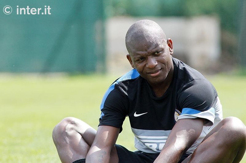 APPIANO GENTILE - Mudingayi can smile: it's his first training session with the Nerazzurri