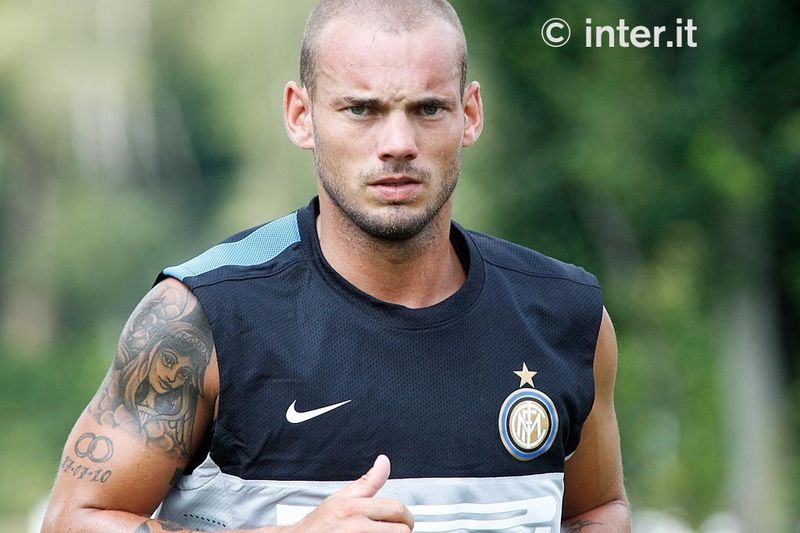 APPIANO GENTILE - Sneijder puts on a more serious look when the work gets tough