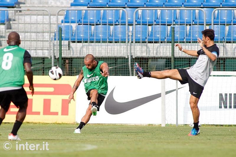 APPIANO GENTILE - Il destro potente di Sneijder, Zanetti ci mette una gamba