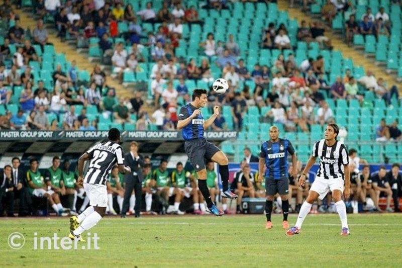BARI - Capitan Zanetti va a staccare e a colpire di testa