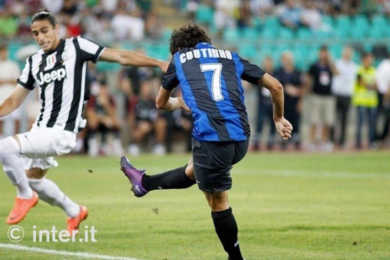 BARI - Il destro del brasiliano a superare Caceres per trovare la rete