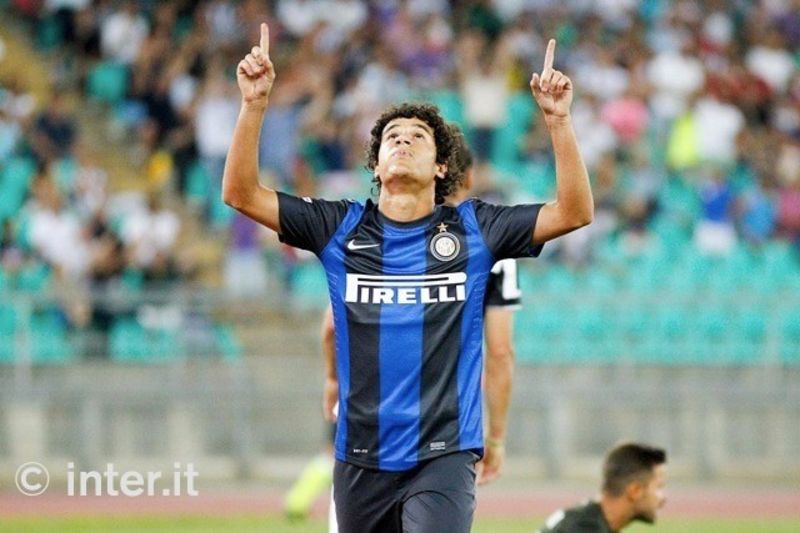 BARI - Sguardo e braccia al cielo per Coutinho dopo la realizzazione in porta