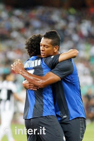 BARI - L'abbraccio tra Coutinho e Guarin, bene così
