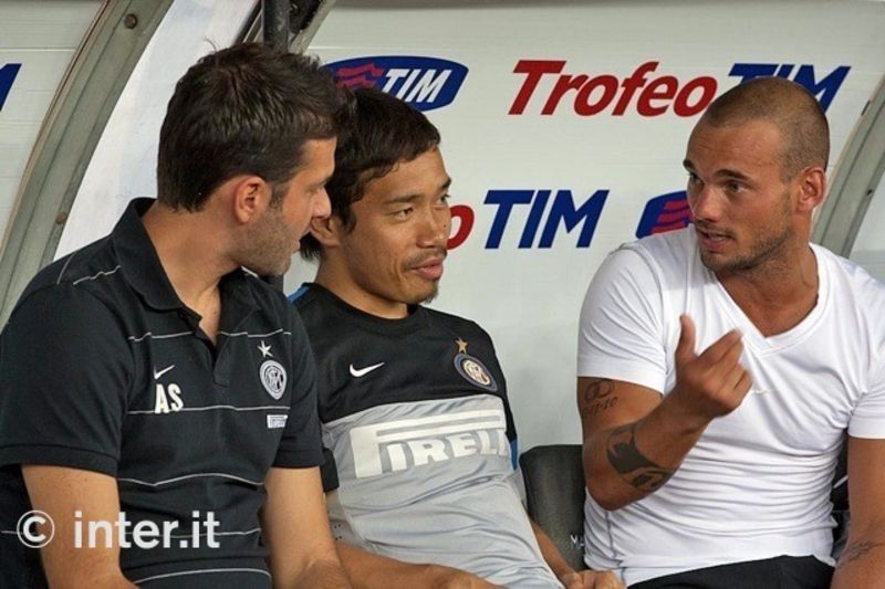 BARI - Before Inter v Juve, Sneijder chatting in the dug-out