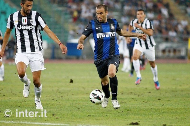 BARI - Rodrigo Palacio takes the ball upfield