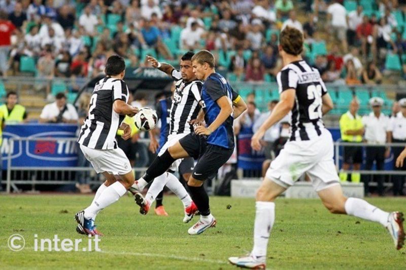 BARI - Longo comes on during the match and is immediately surrounded by Juventus defenders
