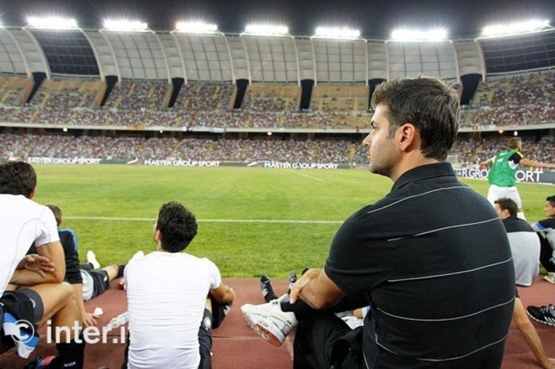 BARI - Stramaccioni studying the opposition from the touchline