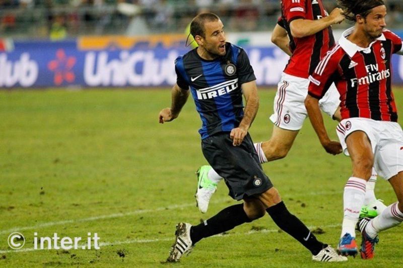 BARI - After providing the assist for the equaliser, Palacio scores the winner: 2-1