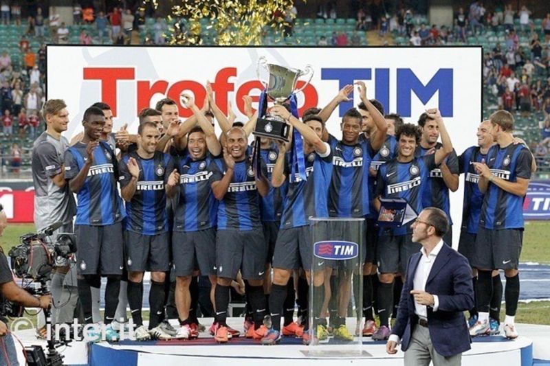 BARI - Captain Zanetti raises the TIM Trophy 
