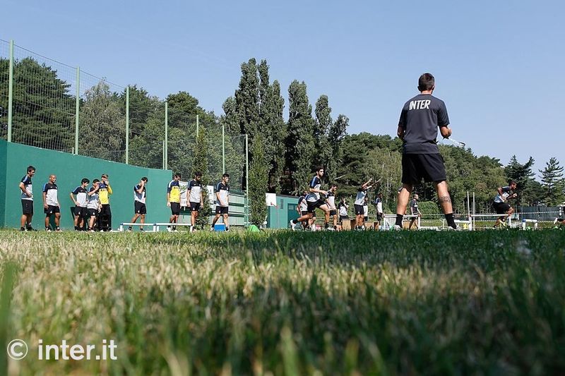 APPIANO GENTILE - A worm's-eye view of the lads doing the exercises