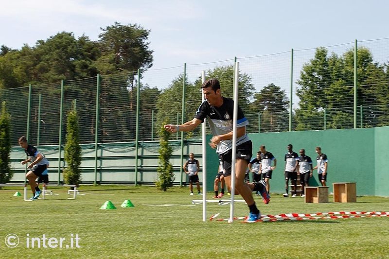 APPIANO GENTILE - Zanetti jinks past all obstacles