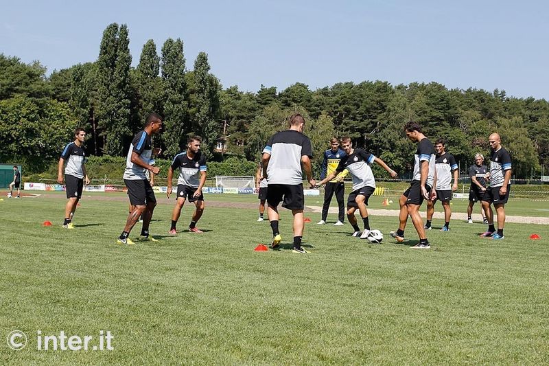 APPIANO GENTILE - A group of Nerazzurri playing keepball