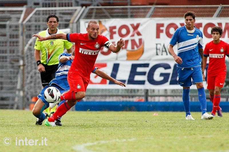 COMO – No matter who tries to get in his way, a Sneijder in this form is unstoppable