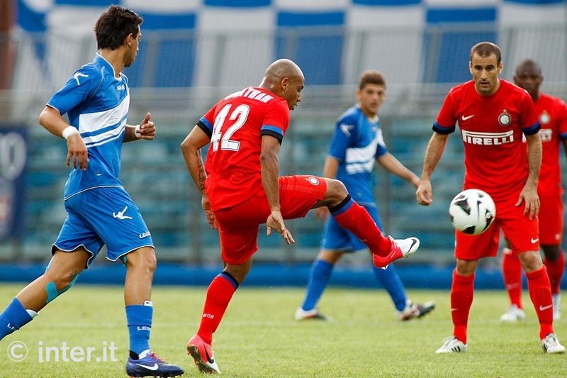 COMO - Mudingayi ready to receive the ball