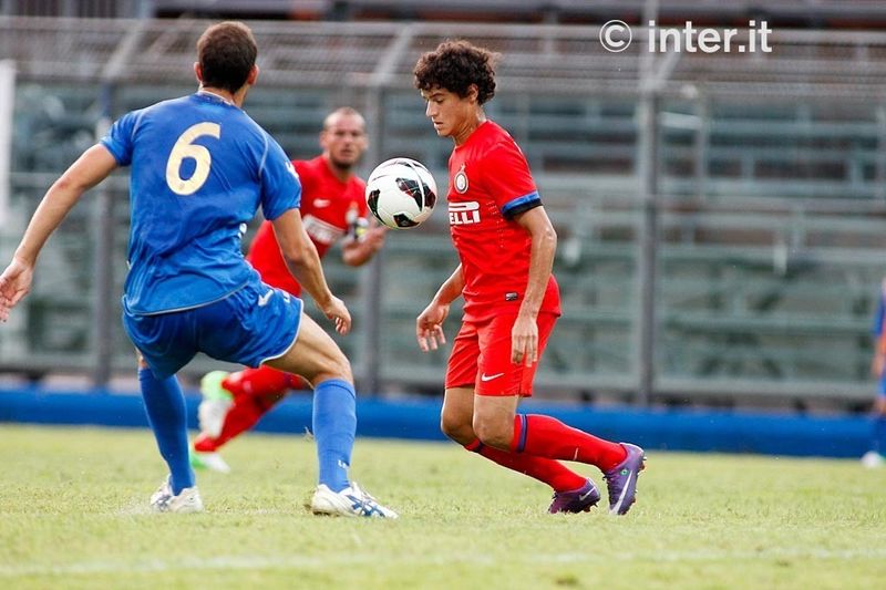 COMO - Sneijder following play, Coutinho stops the ball on his chest with Del Pivo looking on