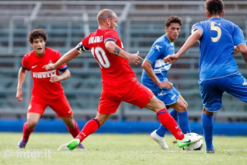 COMO – Sneijder with the ball and "Cou" showing with his usual aggression