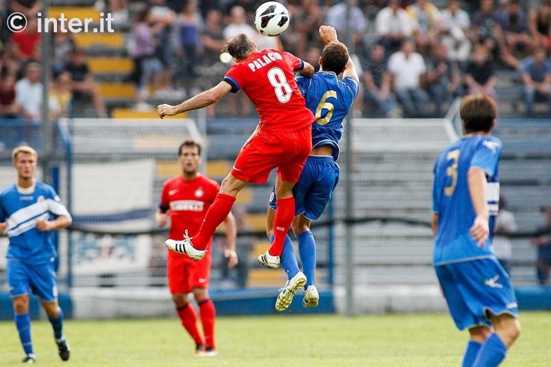 COMO - Palacio, battling with Del Pivo in the penalty area. He wants to score too