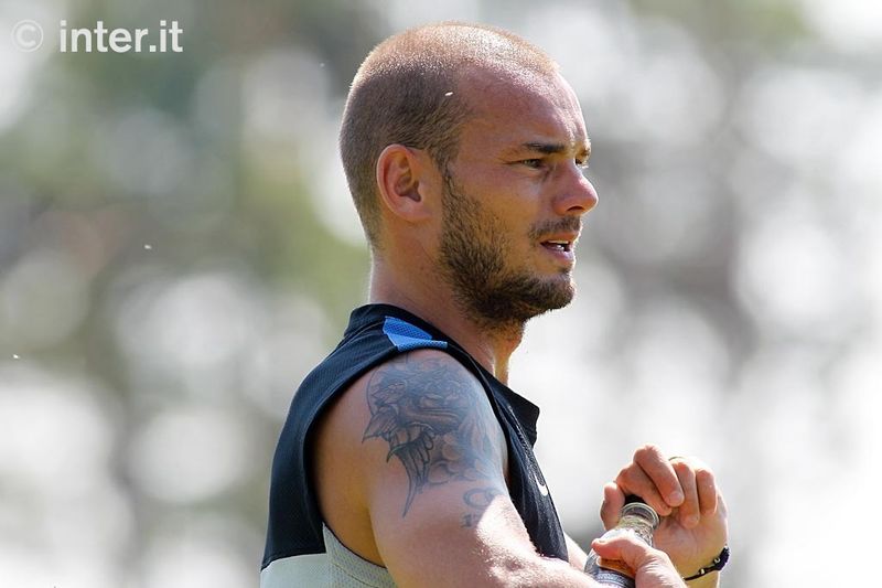 APPIANO GENTILE - Segni di impegno sul volto di Sneijder durante l'allenemento