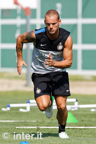 APPIANO GENTILE - It's full speed ahead towards Celtic Park for Sneijder 