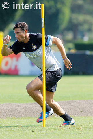APPIANO GENTILE - His class even oozes out of a still image: that's captain Zanetti