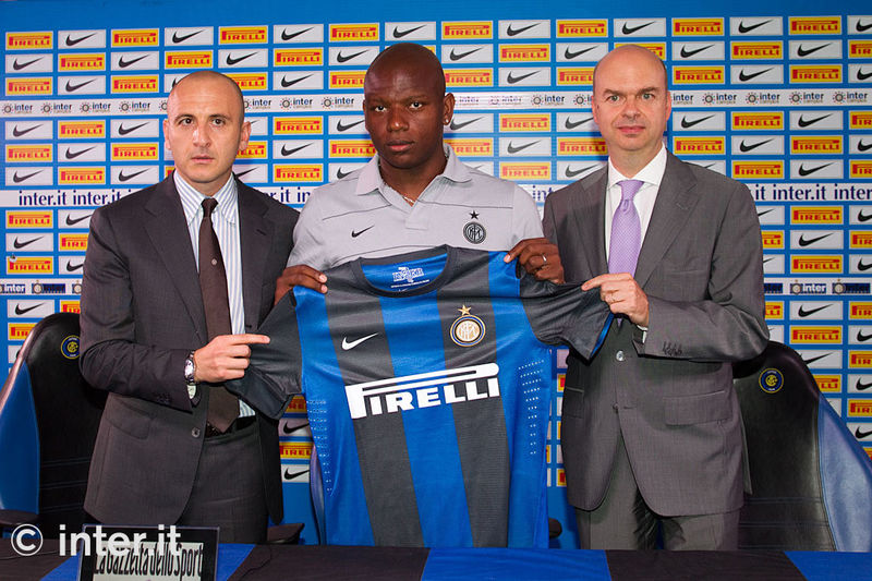 APPIANO GENTILE - Mudingayi posa con la sua nuova maglia nerazzurra