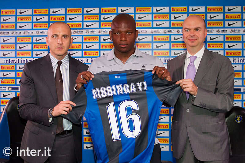 APPIANO GENTILE - Mudingay con la maglia nÂ° 16 tra Marco Fassone e Piero Ausilio