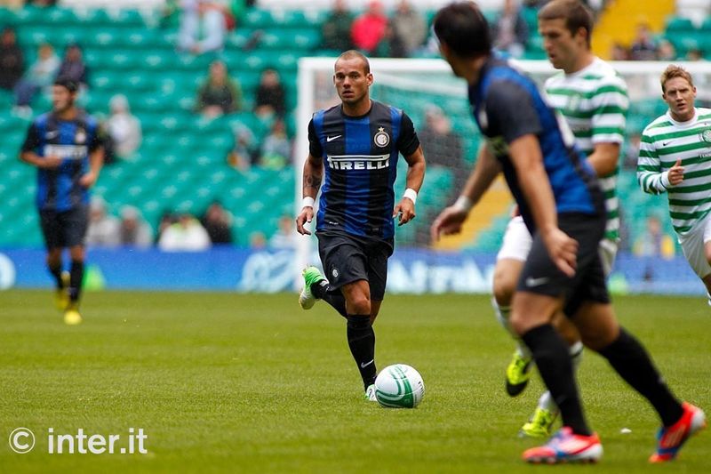 GLASGOW - Sneijder moves forward with the ball as Milito awaits it