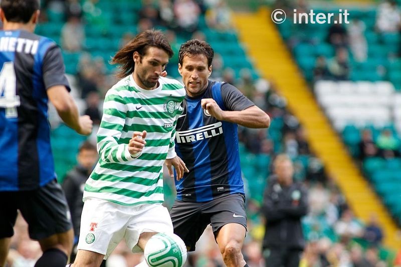 GLASGOW - Silvestre pressures Samaras as he shields the ball 