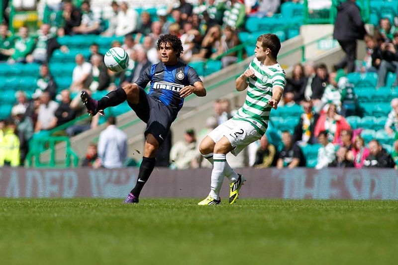 GLASGOW - Matthews watches as Coutinho brings the ball down